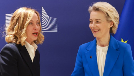 Predlog za glasanje o nepoverenju Ursuli fon der Lajen u Evropskom Parlamenetu veliki je problem za italijansku Vladu, a najveći za premijerku Đorđu Meloni. Ako je podrži išla bi protiv poptredsednika Matea Salvinija, koji se već izjasnio da će glasati za predlog o nepoverenju, a ako to ne učini možda rizikije i konzenzus u svojoj partiji Italijanska braća, jer su u njoj mišljenja o poverenju Ursuli podeljena.