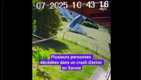 Tri osobe, među kojima i bivši general francuske vojske, poginule su u avionskoj nesreći kod Šampola. Letelica je pala u stambenom naselju, ali su domovi ostali pošteđeni većih oštećenja zahvaljujući pilotovom manevru.