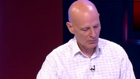 Dekan FDU, Miloš Pavlović, bivši glavni pumpadžija koji je tokom blokada bio i kendo majstor i suzu pustio, sada moli institucije kulture Grada Beograda da im pomognu sa prostorom za izvođenje nastave. Ništa bolje od ovoga ne govori da je pumpanju, dinstanju i blokadama zaista došao kraj. Onakav kakva je većina građana Srbije i želela.