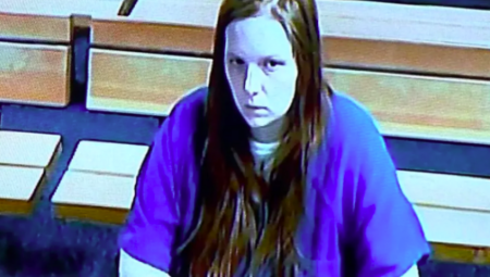 Tejlor Sijera Dikinson (28) iz San Valija, Nevada, suočava se sa ozbiljnim optužbama, uključujući pokušaj ubistva, zlostavljanje dece i ugrožavanje deteta, nakon što je navodno stavila svog tek rođenog sina u kesu za smeće i odložila je u kontejner — svega nekoliko minuta nakon porođaja.