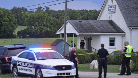 Dve žene su nastradale u pucnjavi koja se dogodila u crkvi u gradu Leksington, u američkoj saveznoj državi Kentaki, nakon što je muškarac ranio policajca tokom saobraćajne kontrole, saopštila je lokalna policija.