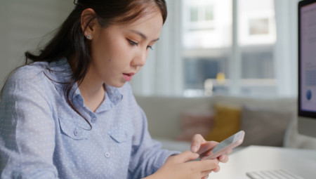 Sve više ljudi provodi vreme ćaskajući sa četbotovima veštačke inteligencije i doživljavajih kao jeftinog psihoterapeuta koji će lako rešiti probleme