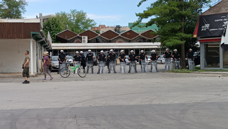 Mala grupa blokadera i jutros se okupila ispred Novosadskog sajma, sa ciljem da blokira ispitni rok Pravnog fakulteta koji se održava na Sajmu, međutim, i današnja akcija im je propala, priznaje novosadski novinar