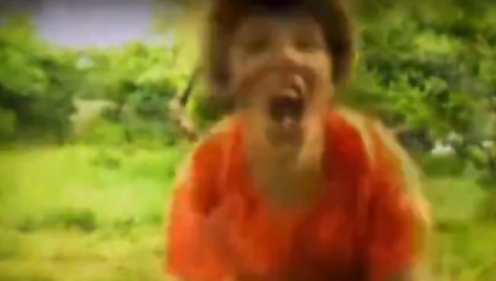 Dečak koga su roditelji napustili pronađen je kako laje na strance  jer su ga "odgajali psi" u prljavoj kolibi – ali to nije prvi put da je dete doživelo sličnu sudbinu. Ova tragična priča ima zapanjujuću sličnost sa mučnim iskustvom Oksane Malaje, koja je prošla kroz sličnu muku u istim godinama.