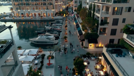 U nekoliko zgrada u luksuznom rizortu Porto Montenegro trenutno je blokirano najmanje deset apartmana ili stanova i još devet garažnih prostora uglavnom zbog sumnji u pranje novca, a u jednom slučaju zbog krivičnog dela prometa opojnim drogama, dok se nekretnine većinom dovode u vezu sa stranim vlasništvom.