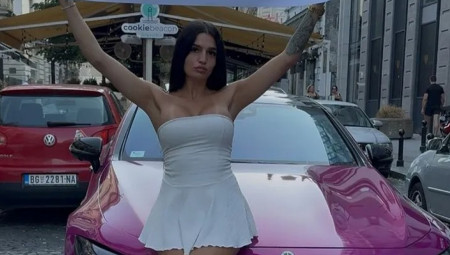 Pored nje, koja je sedela na pločniku u Knez Mihailovoj ulici, bila je i činijica gde su prolaznici mogli da joj ostavljaju novac