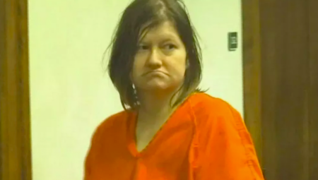 Žena iz Viskonsina osuđena je na godinu dana zatvora nakon što je otkriveno da je svoju nepokretnu majku ostavila u užasnim uslovima, dok je sama vodila popularnu Fejsbuk stranicu o stvarnim zločinima.