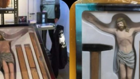 Deset godina nakon što se prvi put pojavila na umetničkoj sceni, kontroverzna instalacija pod nazivom „Raspni Hrista sam“ ponovo je uzburkala javnost u Srbiji.