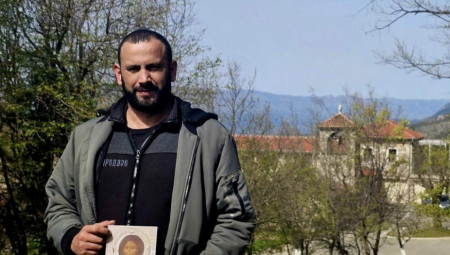 Odbornik Ujedinjene Crne Gore Milivoje Brković, u javnosti  poznatiji kao vođa "Trobojka revolucije", našao se na meti raznih političkih i medijskih struktura iz opozicije jer je 13. jula objavio fotografiju ispred kafića Čičin dom.