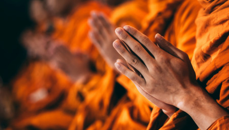 Tajlandska policija uhapsila je ženu koja je imala seksualne odnose sa budističkim sveštenicima, a potom ih ucenjivala fotografijama i video snimcima kako bi im iznudila novac, prenose danas mediji