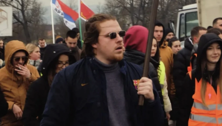 Student iz Arilja Dimitrije Popović pokušao je da ismeje predsednika Srbije Aleksandra Vučića, ali je nesvesno opisao sopstvene komplekse, neuspehe i frustracije – od neuspelih ambicija u Beogradu do uloge samozvanog lidera studentskih protesta