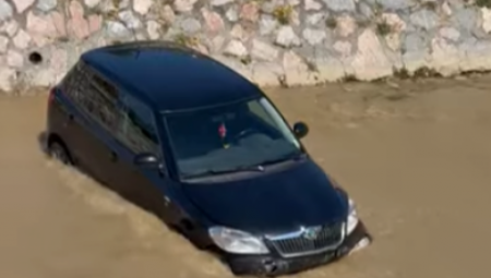 Na sreću, u automobilu nije bilo nikoga