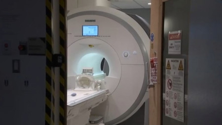 U Njujorku, muškarac je ušao u prostoriju magnetne rezonance sa metalnim lancem oko vrata i zbog jakog magnetnog polja povučen u aparat, što je izazvalo teške povrede. Lekari se bore za njegov život, a stručnjaci upozoravaju na strogo pridržavanje sigurnosnih mera.