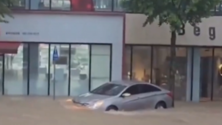 Južnu Koreju četvrti dan zaredom pogađaju obilne kiše u kojima su do sada poginule najmanje četiri osobe i koje su primorale više od 7.000 stanovnika na evakuaciju, saopštile su danas vlasti.