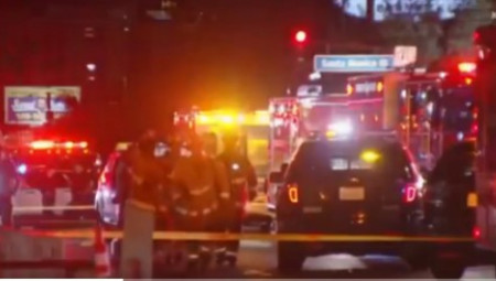 Najmanje 20 osoba je povređenokada je automobil iz dosad nepoznatih razloga uleteo u masu ljudi u Los Anđelesu i počeo da ih obara.