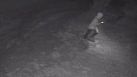 Blokaderi pretvorili politički protest u lični teror: u dva ujutru napali kuću oca Dragana J. Vučićevića, uz pretnje, razbijanje i divljanje po selu Šarenik. Niko nije reagovao