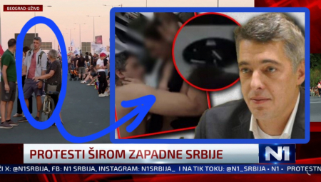 Đorđe Miketić,nekadašnji predsednik beogradskog odbora stranke Zajedno  poznat po skandalima, danas se pojavio na blokadi mosta Gazela u Beogradu