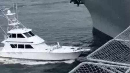 U večernjim satima 18. jula 2025. godine u luci San Dijego dogodio se neuobičajen incident kada je luksuzna jahta udarila u bok legendarnog američkog nosača aviona USS Midway, koji već decenijama služi kao brod-muzej