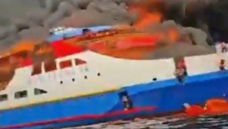 Na trajektu u indoneziji izbio je veliki požar koji je primorao desetine putnika da skoče u more kako bi se spasili. Brod je ubrzo ceo bio zahvaćen velikom vatrom, a spasilačke ekipe su hitno krenule u pomoć.