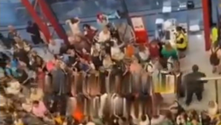 Veliki ukrajinski napadi dronovima na Rusiju u ponedeljak doveli su do potpunog haosa na glavnim aerodromima koji gravitiraju ka Moskvi, Hiljade putnika ostalo je u redovima ili spavalo na podovima aerodroma nakon otkazanih ili odloženih letova, objavili su ruski mediji.