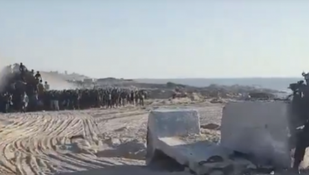 Zbog svakodnevnih izveštaja o izraelskoj pucnjavi u blizini mesta za distribuciju pomoći u Pojasu Gaze, Izraelske odbrambene snage (IDF) su objavile snimak na kojem se vidi kako vojnici stoje na nekoliko metara od Palestinaca koji uzimaju hranu, dok komandiri naređuju vojnicima da ne otvaraju vatru