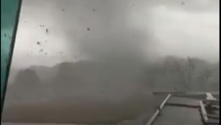Područje aerodroma u gradu Toursu, u francuskoj regiji Centre-Val de Loire, jutros je pogodio tornado, ostavivši za sobom veliku materijalnu štetu