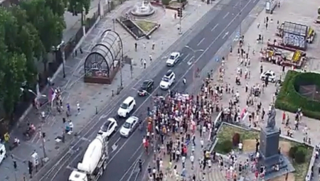 Nekoliko desetina zgubidana okupilo se večeras kod Vukovog spomenika.