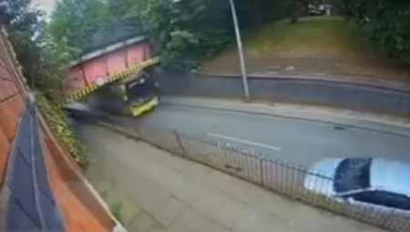 Petnaest ljudi povređeno je u stravičnoj nesreći u Engleskoj, nakon što se krov sa autobusa na sprat otkinuo pri udaru u most