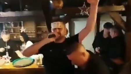 U Frankfurtu, jednom od evropskih gradova u kojem narodi Balkana retko imaju priliku da se okupe, dogodila se scena koja je raznežila i podsetila na ono što nas sve spaja – muzika, emocije i zajedništvo