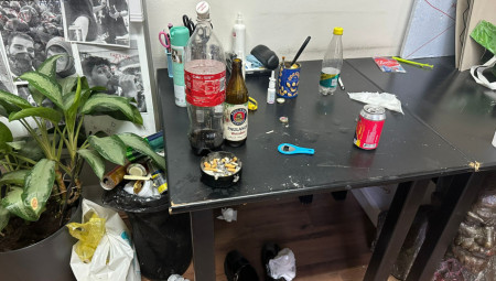 Unutrašnjost zgrade bivšeg Oficirskog doma u Kralja Milana nakon petomesečne blokade prepuna je smeća, polomljenog nameštaja, prljavih stvari, pikavaca i flaša alkohola, a pored kompjutera, opreme, stolova i stolica nestala su čak jedna vrata i cela telefonska centrala?!