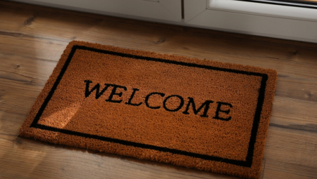 Kada je Sarit Rej na otiraču pred vratima ugledao rukom pisano pismo sa svojim imenom, na trenutak je zastao