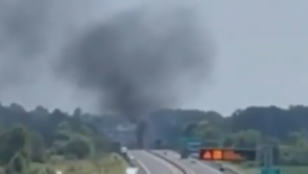 Najmanje dve osobe su poginule nakon što se mali avion srušio na auto-put u Italiji, pri čemu je oštetio više vozila