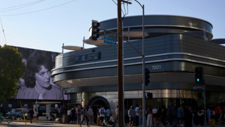 Kompanija "Tesla", iza koje stoji biznis mogul i inovator Ilon Mask, otvorila je vrata svog prvog restorana, "Tesla Dajner end Drajv-In"