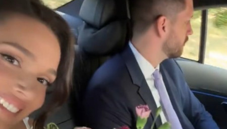 Kejt i Džulija su identične bliznakinje koje su odrasle u Americi, delile sve - od školskih klupa do ljubavi prema sportu