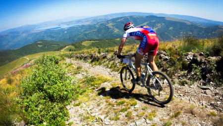 Zamislite vetar u kosi, mirise prirode koji vas prate dok vozite, i prizore koji oduzimaju dah...Ne treba vam avion ni put oko sveta - dovoljno je da uzmete bicikl i krenete kroz Srbiju