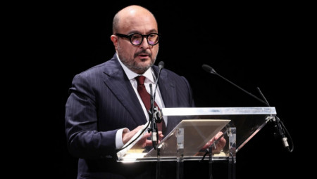 Bivša ljubavnica ostavljenog italijanskog ministra kulture Đenara Sanđulijana javno ga je ponizila, između ostalog tako što mu je zabranila da zatvori vrata toaleta, piše portal Open.online, pozivajući se na materijale istrage