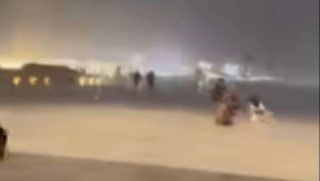 Tajfun sa vetrovima od 150 km/h pogodio Hongkong – ljudi padali na ulici, lomile se fasade, bujice nosile sve pred sobom. Panika u metropoli!