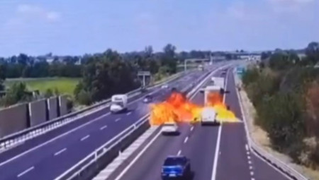 Stravična nesreća kod Breše u Italiji: ultralaki avion se srušio na prometan put i eksplodirao, dve osobe poginule. Putnici iz automobila prošli bez teških povreda.