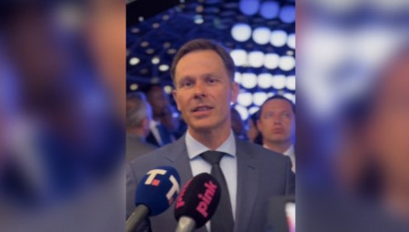 Siniša Mali na otvaranju EXPO 2027 Playground u Hali 5 odgovorio opoziciji: „Umesto da rušimo, mi gradimo!“ Poručio da vlast pruža ruku i onima koji su blokirali Srbiju, ali ne odustaje od razvoja, već pokazuje slogu i stabilnost.