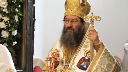 Dok vladika Justin gradi politički imidž u medijima, liturgijski život u četiri istorijska manastira Žičke eparhije potpuno je ugašen. Monasi nestali, molitva utihnula.