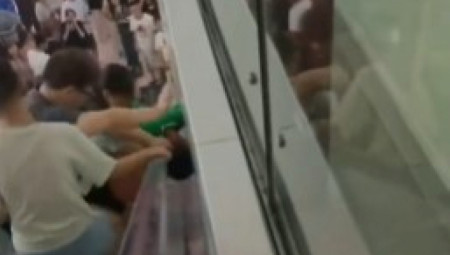 Bizaran incident dogodio se 16. jula u jednom tržnom centru u kineskom autonomnom okrugu Čungking, a šokantan snimak ubrzo je preplavio društvene mreže, uključujući i popularnu kinesku platformu Weibo