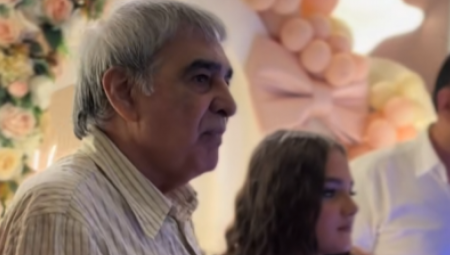 Pevač je uzeo bakšiš i stavio kod sebe u džep