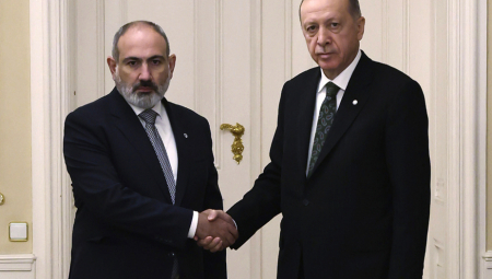 Premije Jermenije Nikol Pašinjan vodi fašističku politiku, koja može dovesti u pitanje postojanje same države, smatra libanski ekspert za Bliski istok i Kavkaz Jusef Derderjan, komentarišući situaciju u Jermeniji.