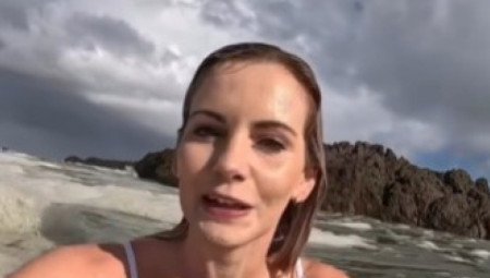 Popularna influenserka Mišel Skaj Hejvord doživela je pravu blamažu na društvenim mrežama nakon što je objavila snimak na kome bezbrižno pliva u okeanu kod Kejptauna, ne znajući da je okružena - kanalizacionom penom