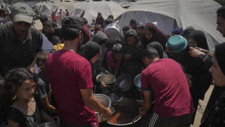 Izrael neće napadati punktove za distribuciju humanitarne pomoći u Pojasu Gaze, javio je TV kanal Al Arabija, pozivajući se na diplomatske izvore