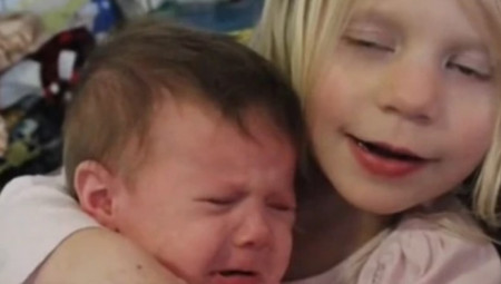 Roditelji dvomesečne bebe Tajlera danima su bili zbunjeni njegovom neobičnom reakcijom