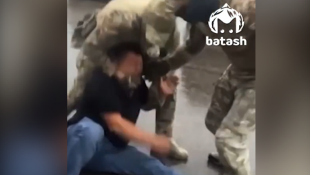 Brutalno hapšenje trojice zvaničnika u Baškiriji zbog pronevere 300 miliona rubalja. U kući jednog od njih pronađen portret zloglasnog teroriste Šamila Basajeva. Skandal potresa ruski sistem!