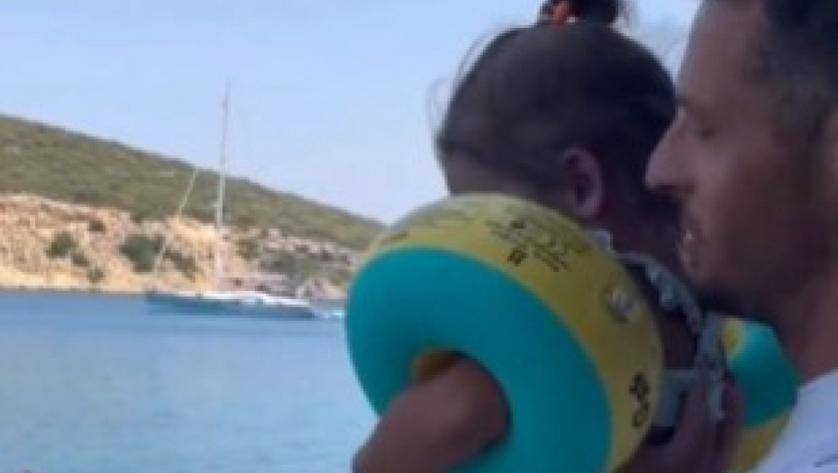 otac baca devojčicu