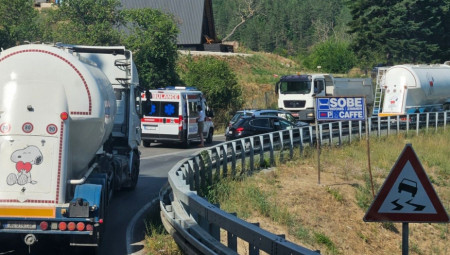 Na magistralnom putu između Požege i Čačka, u mestu Međuvršje, tokom dana dogodio se težak saobraćajni udes u kojem su učestvovala dva putnička automobila i jedno teretno vozilo.