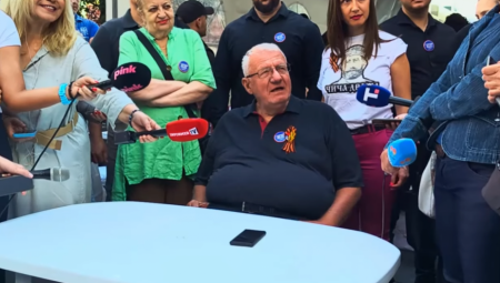 Jedan građanin prišao je nedavno predsedniku SRS dr Vojislavu Šešelju u Knez Mihailovoj ulici u Beogradu.